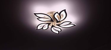 Люстра установлена на потолок, подключены провода, закреплены крепежи, проверена работоспособность. Светильник надежно зафиксирован, обеспечивая равномерное освещение в помещении.