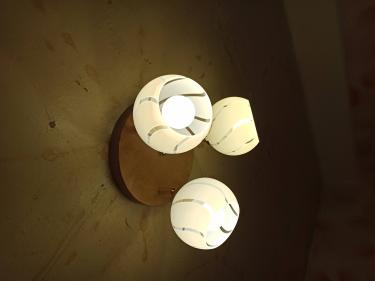 Установлено новое осветительное устройство на потолке, подключены провода, проверена работа. Светильник закреплён надёжно, лампы функционируют исправно, обеспечивая равномерное освещение.