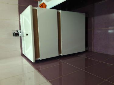 Установлена новая раковина с тумбой, подключен смеситель, обеспечена герметизация швов, проверена работа водопровода, произведена регулировка всех соединений для предотвращения протечек.