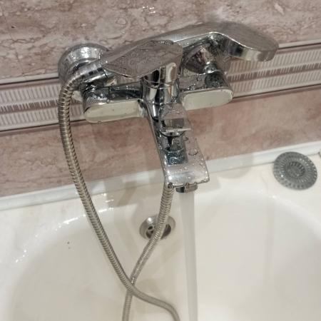 Установлен новый кран, обеспечивающий надежное перекрытие воды. Демонтирован старый элемент, произведена герметизация соединений, проверена работоспособность системы.