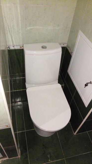 Установлен новый напольный унитаз, подключен к водопроводу и канализации. Проведена герметизация стыков, проверена работа сливного механизма. Обеспечена надежная фиксация на плитке.