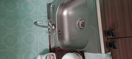 Установлен новый кран на кухонной раковине, подключены водопроводные трубы, проверена герметичность соединений, обеспечена надежная фиксация, проведена проверка на отсутствие протечек.