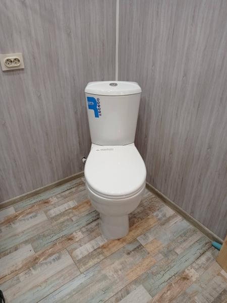 Установлено сантехническое оборудование на пол, подключено к водопроводу и канализации, проверена герметичность соединений, выполнена регулировка бачка, обеспечена стабильная работа системы.