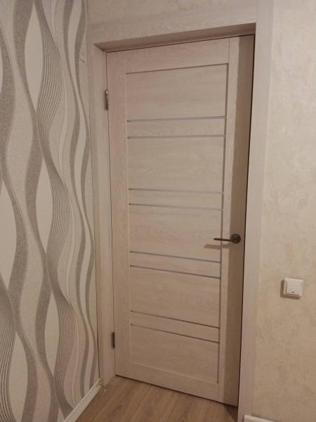 Выполнена установка замка в дверь: вырезано отверстие, закреплен механизм, установлены ручки, проверена работа. Дверь закрывается плавно, без заеданий.