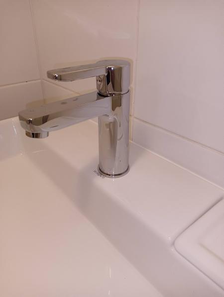 Установлено новое устройство для подачи воды, закреплено на раковине, подключены трубы, проверена герметичность соединений, обеспечена надежная фиксация, протестировано функционирование.