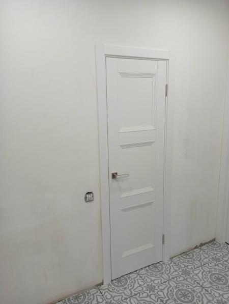 Установлена новая деревянная створка, закреплена коробка, врезаны петли, смонтирована ручка, отрегулировано полотно, проверена плавность закрытия, завершена отделка проема.