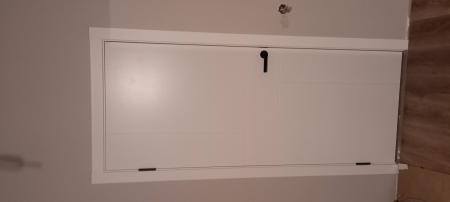 Выполнена установка замка на внутреннюю дверь. Проведены работы по вырезанию отверстия, закреплению механизма и монтажу ручки. Все элементы установлены ровно и аккуратно.