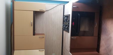 Установлен и подключён прибор для измельчения отходов на кухне. Проведены работы по монтажу устройства под раковину, подключению к водопроводу и электросети, проверена функциональность.