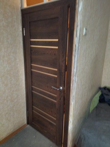 Установлен запорный механизм в деревянную створку, выполнено точное сверление, закреплена ручка, обеспечена плавная работа, проверена надежность, устранены зазоры, завершена отделка.