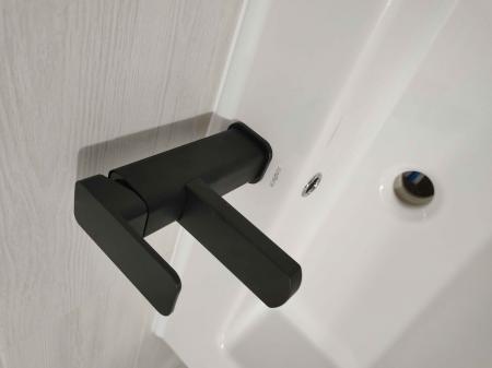 Установлено новое оборудование: раковина и смеситель. Подключены водопроводные трубы, герметизация швов выполнена, проверена работоспособность системы, устранены протечки.