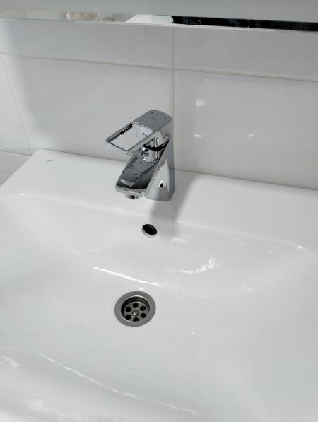 Установлено новое устройство на раковину, подключены водопроводные трубы, проверена герметичность соединений, обеспечена стабильная подача воды, выполнена чистовая отделка поверхности.