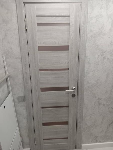 Установлена новая створка, закреплены петли, врезан замок, прикреплена ручка, отрегулирована конструкция, обеспечена плавность открывания, проверена надежность креплений, завершен монтаж наличников.
