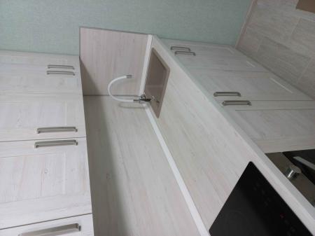 Установлены шкафы, закреплены фасады, смонтирована столешница, подключена мойка, врезана варочная панель, установлены ручки, выполнена подгонка всех элементов.