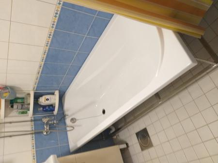 Ванна установлена, подключены смеситель и слив, герметизация швов выполнена, проверена устойчивость конструкции, проведена проверка на утечки, завершена отделка плиткой.