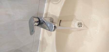 Установлено новое устройство, обеспечивающее подачу воды. Проведены работы по демонтажу старого оборудования и монтажу нового. Проверена герметичность соединений, функционирование проверено.