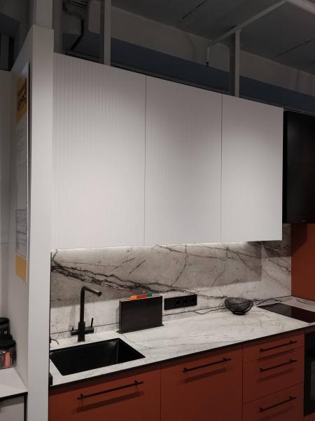 Сборка и установка кухонного каркаса Установка столешницы HPL Установка и подключение подстольной мойки