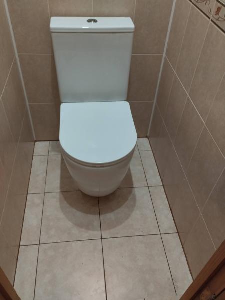 Установлено новое сантехническое устройство, подключено к водопроводу и канализации, зафиксировано на полу, проверена герметичность соединений, выполнена чистовая отделка.