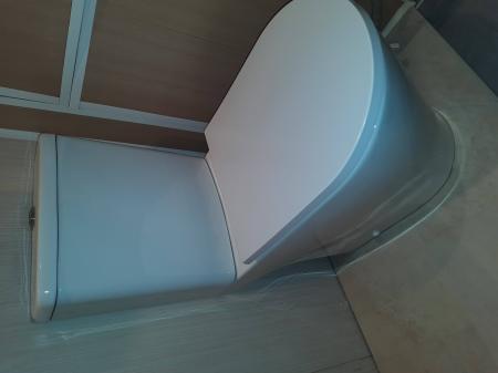 Установлено новое сантехническое оборудование, подключено к водопроводу и канализации, зафиксировано на полу, проверена герметичность соединений, проведена регулировка сливного механизма.