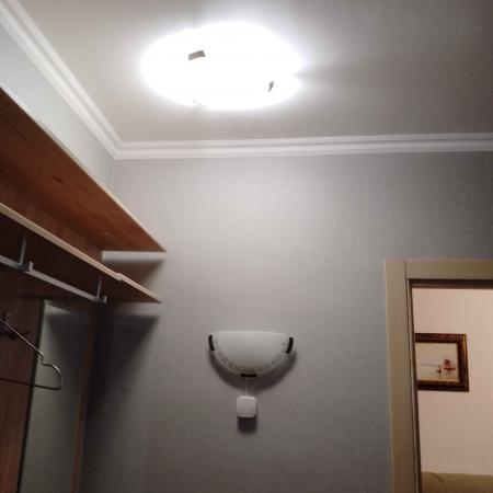 Установлено осветительное устройство на потолок, подключены провода, проверена работа, закреплены детали, обеспечена надежность крепления, проверена безопасность, завершено подключение.