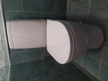 Установлен новый бачок, заменены крепления, подключены коммуникации, проверена герметичность соединений, проведено тестирование работоспособности, устранены протечки, завершена настройка.
