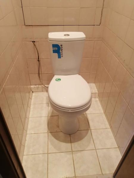 Установлен новый напольный унитаз, подключен к водопроводу и канализации, проверена герметичность соединений, проведена регулировка бачка, выполнена чистовая отделка плиткой.