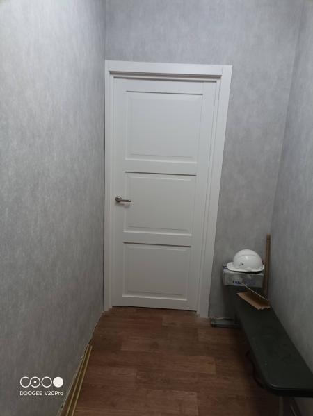 Установлена дверь-гармошка: закреплены направляющие, створки, ручка, проверена плавность открывания и закрывания, отрегулированы механизмы, обеспечена надежная фиксация в проеме.