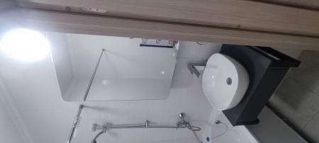 Установлен новый смеситель, подключены водопроводные трубы, проверена герметичность соединений, устранены протечки, проведена регулировка напора воды, очищено рабочее место.