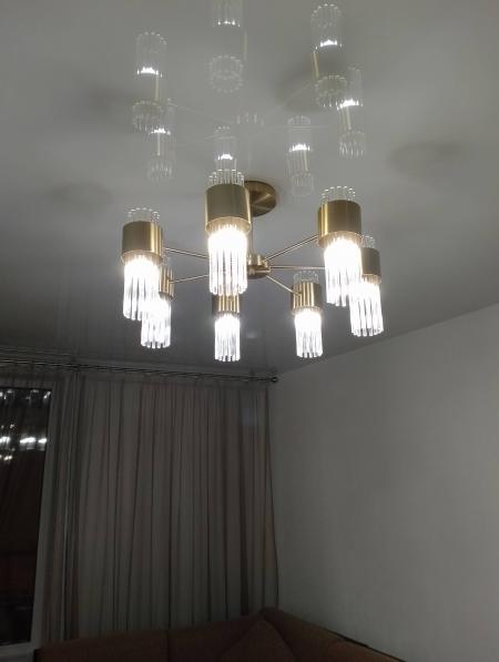 Установлено новое осветительное устройство с современным дизайном. Подключены провода, закреплена конструкция на потолке. Проверена работоспособность, обеспечено равномерное освещение.