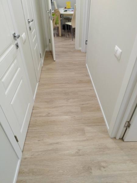 Монтаж полиуретанового/дюрополимерного плинтуса до 100 мм Монтаж плинтуса на угол комнаты