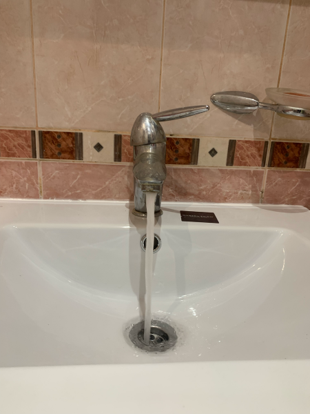 Установлен новый кран в ванной комнате, обеспечен стабильный поток воды, заменены уплотнители, проверена герметичность соединений, устранены протечки, обновлена сантехника.