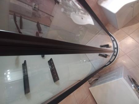 Установлены стеклянные панели, герметично закреплены дверцы, подключены водопроводные шланги, смонтированы полки и форсунки, проверена работа гидромассажа, завершена проверка герметичности.