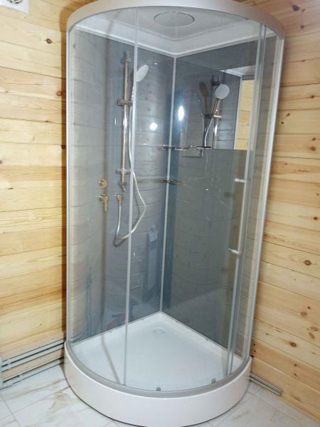 Установлена современная душевая конструкция с низким основанием, подключены водопроводные коммуникации, герметично закреплены стеклянные панели, проверена функциональность смесителя.
