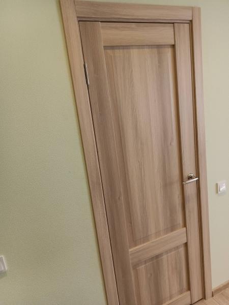 Изображена установленная дверь-гармошка. Проведены работы по монтажу конструкции: закреплены направляющие, установлены панели, проверена функциональность механизма.