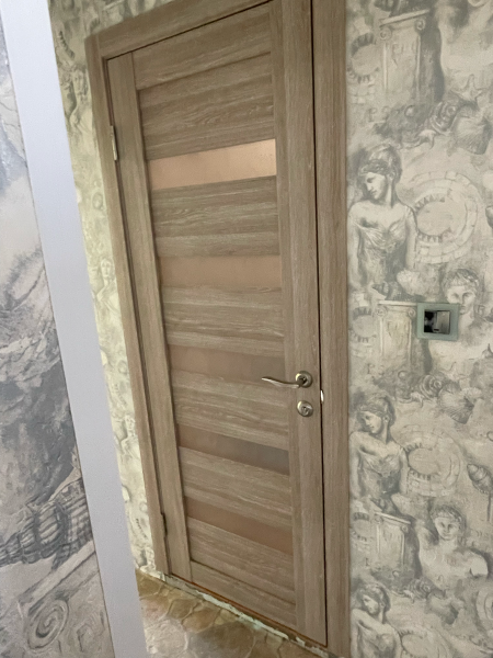 Установлен замок в дверь, выполнены отверстия для механизма и ручки, закреплены элементы, проверена работоспособность, обеспечена плавная работа, аккуратная подгонка деталей.