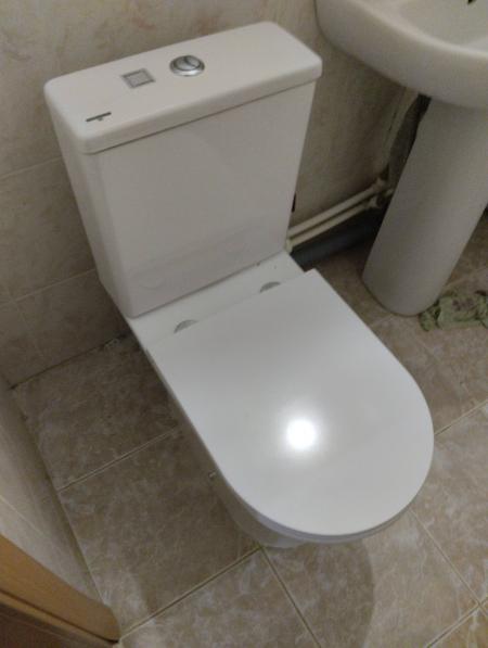 Установлено сантехническое оборудование, подключено к водопроводу и канализации, закреплено на полу, проверена герметичность соединений, отрегулирована крышка и бачок.