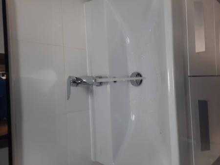 На кухне установлен новый смеситель, подключены водопроводные трубы, проверена герметичность соединений, обеспечена стабильная подача воды, очищено рабочее место.