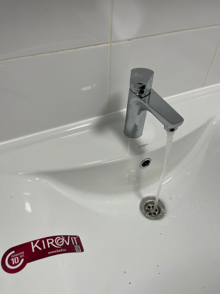 Установлен новый кран на раковину, подключены водопроводные трубы, проверена герметичность соединений, обеспечена стабильная подача воды, проведена проверка работы устройства.