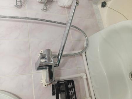 Установлен новый хромированный кран, подключены гибкие шланги, проверена герметичность соединений, обеспечена надежная фиксация на стене, протестирована работа водоснабжения.