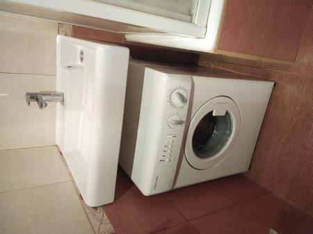 Монтаж пристенного пластикового уголка Монтаж гибкой подводки Отверстие под раковину в столешнице из ДСП