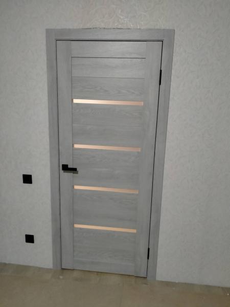 Установлен замок на внутреннюю дверь. Выполнены работы по точному вырезанию отверстия, закреплению механизма и проверке функционирования. Дверь закрывается плавно, без заеданий.