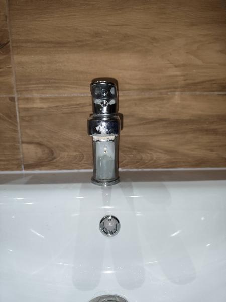 Установлен новый кран на кухне, подключены водопроводные трубы, проверена герметичность соединений, устранены протечки, обновлен внешний вид рабочей зоны.