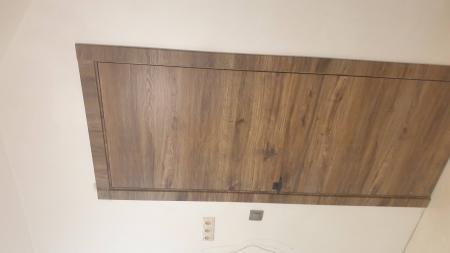 Выполнена установка замка: вырезано отверстие, закреплен механизм, установлена ручка, проверена работоспособность. Дверь закрывается плавно, замок функционирует безупречно.