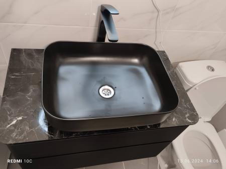 Произведена установка нового крана на кухне, подключены водопроводные трубы, проверена герметичность соединений, обеспечена надежная фиксация, проведено тестирование на отсутствие протечек.