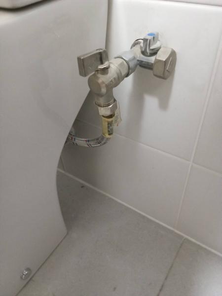 Установлен новый напольный унитаз, подключен к водопроводу, герметично закреплен, проверена работоспособность сливного механизма, обеспечена надежная фиксация, произведена чистовая отделка.