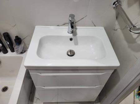 Установлена новая раковина с подключением к водопроводу и канализации, закреплен смеситель, герметизация швов, проверена герметичность соединений, выполнена чистовая отделка.