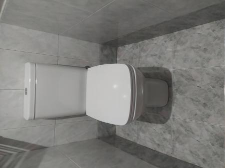 Установлен новый резервуар для унитаза, подключены все необходимые коммуникации, проверена герметичность соединений, выполнена регулировка механизма слива, проведено тестирование работоспособности.