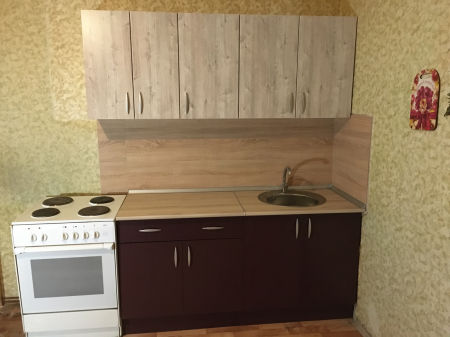 Выполнена подгонка и установка кухонной поверхности, включая вырез под мойку. Столешница идеально вписана в пространство, обеспечивая функциональность и эстетичный вид.