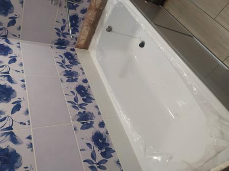 Установлена новая ванна, подключены слив и водопровод, герметизация швов, проверка на протечки, монтаж декоративного экрана, уборка рабочего места, завершение отделочных работ.
