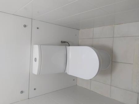 Установлен новый бачок, подключены коммуникации, проверена герметичность соединений, проведена регулировка механизма слива, обеспечена надежная фиксация, выполнена уборка рабочей зоны.