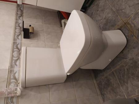Установлен новый напольный унитаз, подключены коммуникации, проверена герметичность соединений, отрегулирована система слива, произведена очистка рабочей зоны, завершена проверка функционирования.